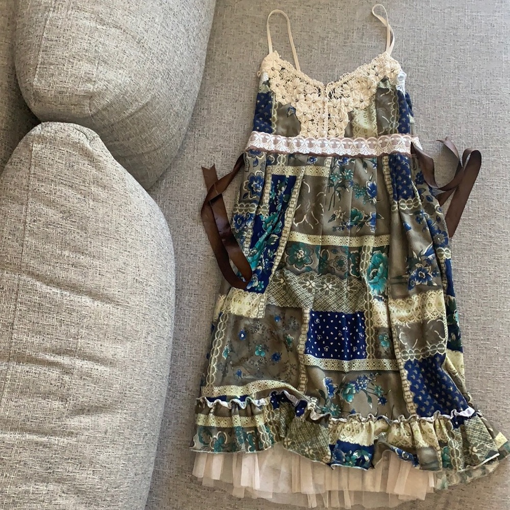 Dress with adjustable straps, embellishments on chest with pearls and crystal